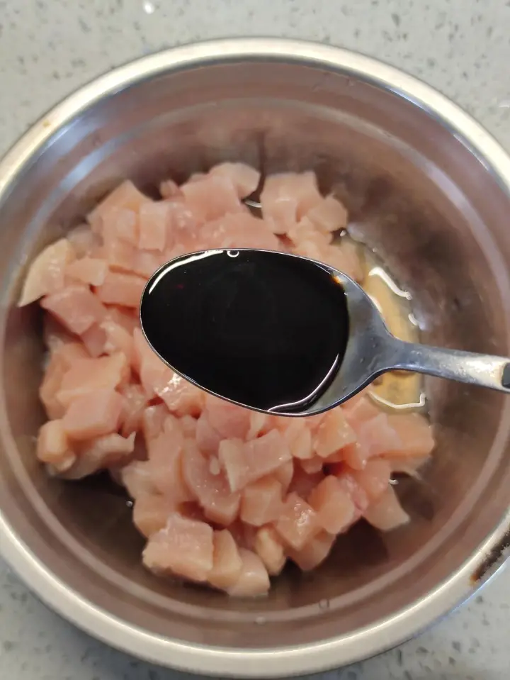 香辣鸡胸肉拌饭 第 2 步