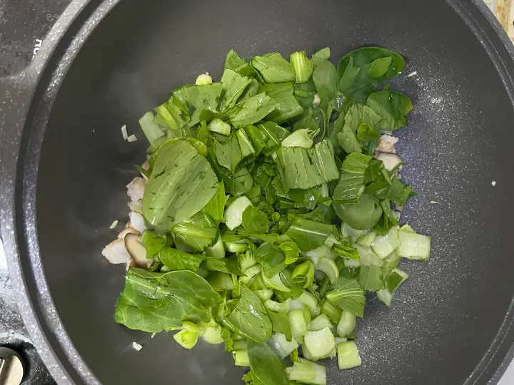 香菇虾仁炒油菜 第 5 步