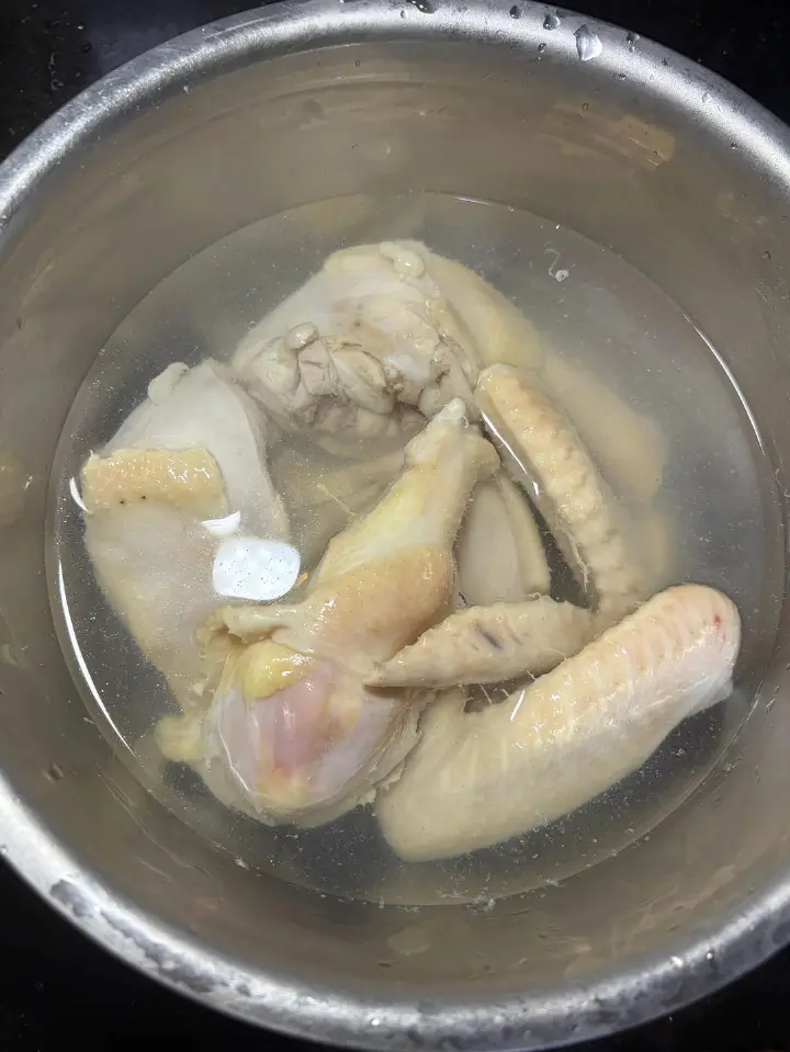 电饭煲酱油鸡翅 第 1 步