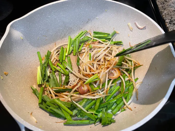 大排档风味韭菜豆芽炒米粉 第 10 步