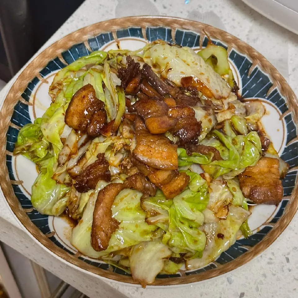 包菜炒肉片成品图