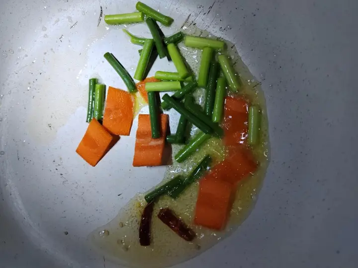 炸豆腐烧蒜苔 第 7 步