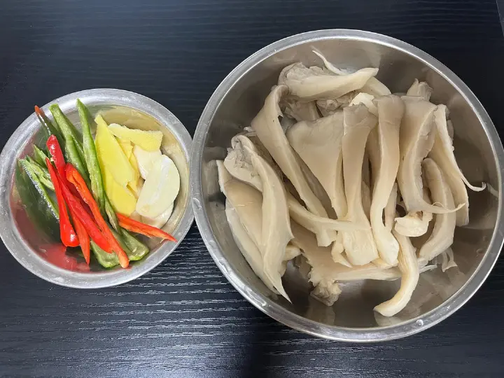 平菇炒肉片 第 2 步