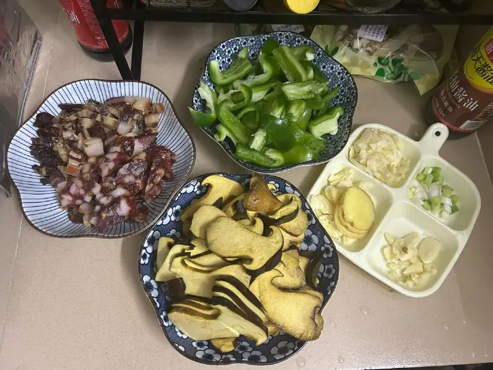 青椒牛肝菌炒腊肉 第 4 步