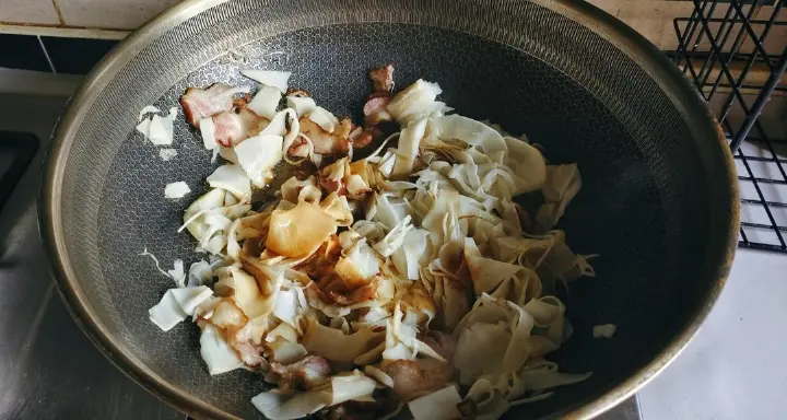 烟熏腊肉炒糯米笋 第 5 步