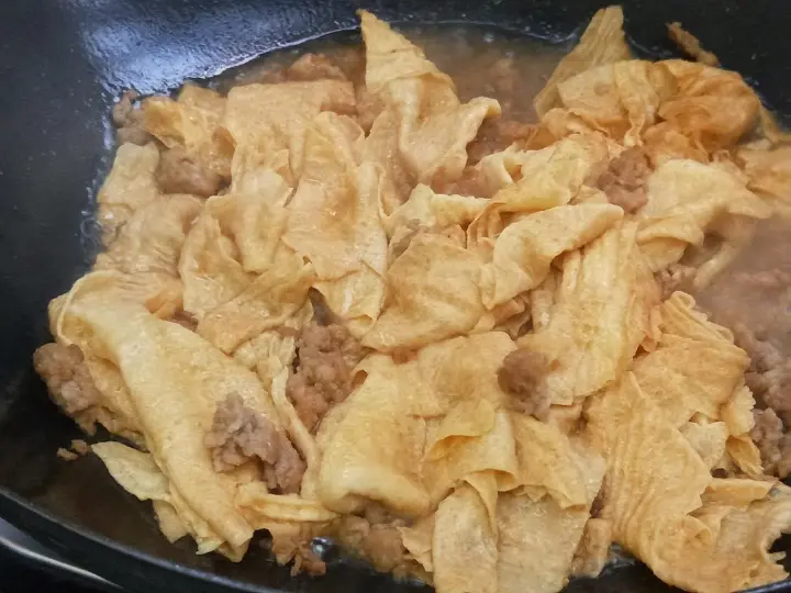 青椒炒肉片与孩儿菜烧腐竹 第 8 步