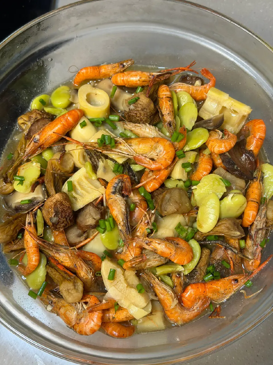 咸肉蚕豆炖河虾成品图