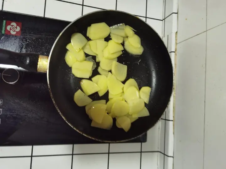 土豆片炒肉 第 6 步