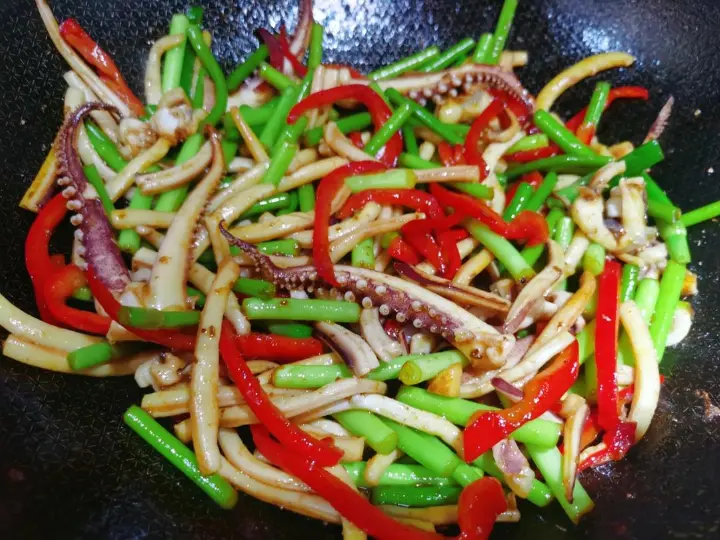 孜然鱿鱼炒蒜薹 第 7 步