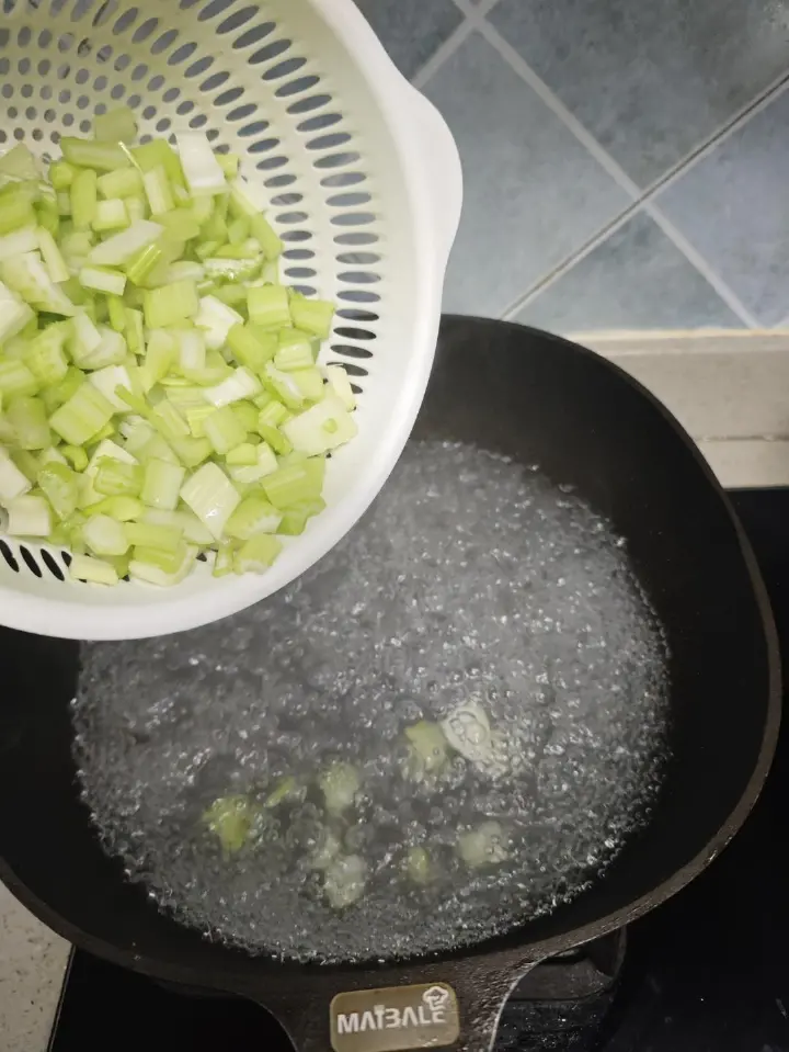 凉拌西芹 第 4 步