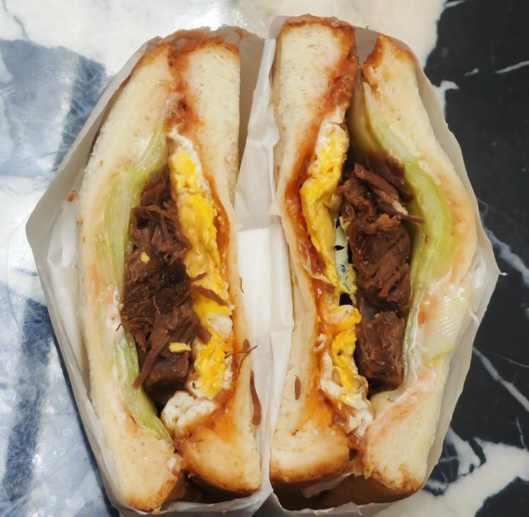 快手牛肉三明治成品图