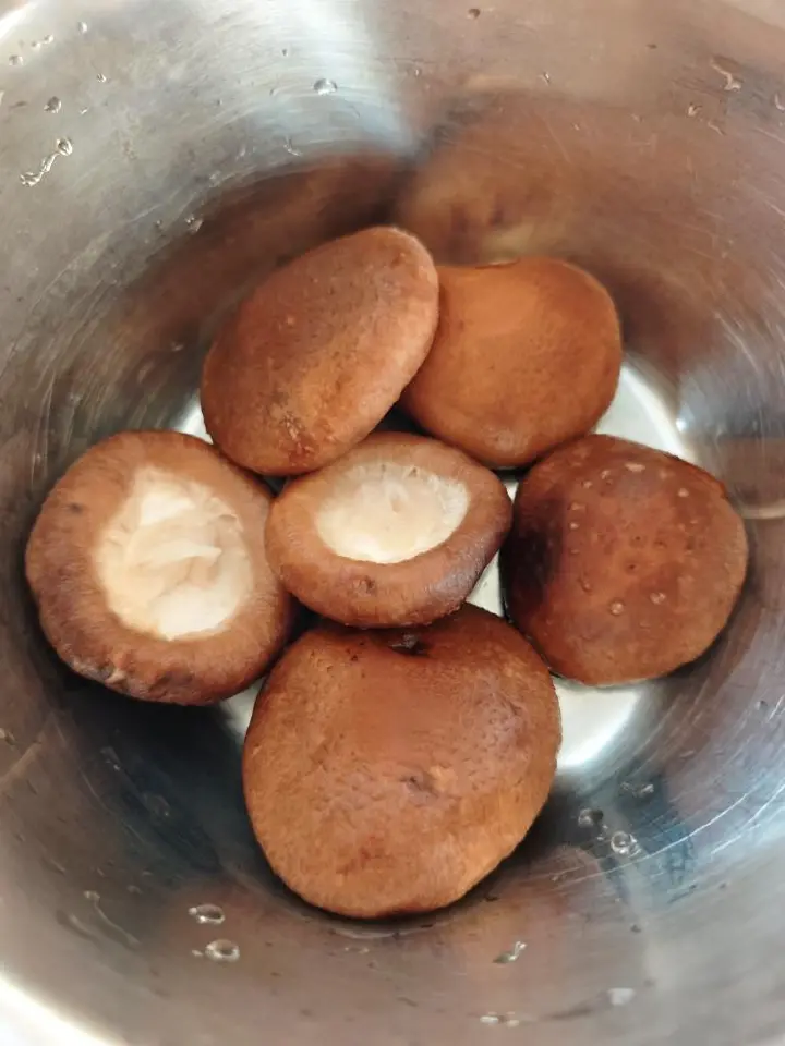 香菇炒油菜 第 2 步