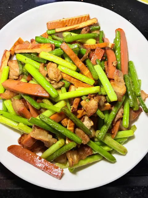 蒜苔五花肉炒豆干