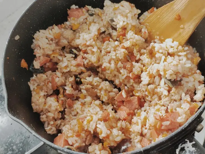 皮蛋瘦肉锅巴炒饭 第 9 步