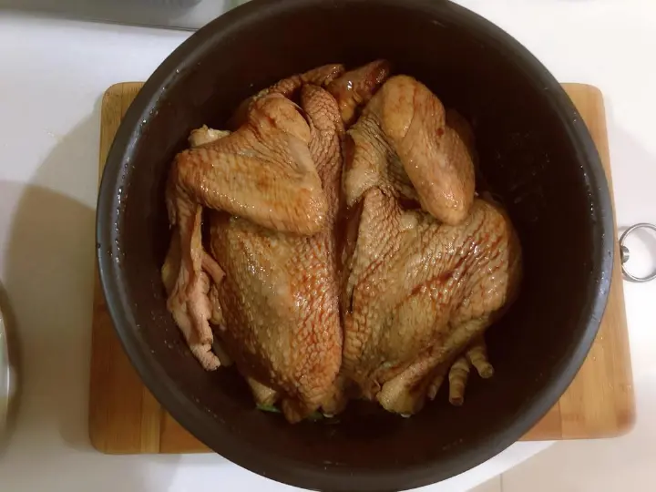 电饭煲焖整鸡 第 5 步