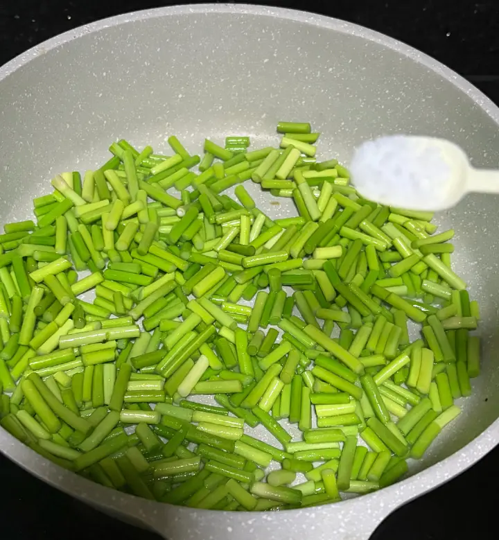 蒜苔炒肉沫 第 7 步