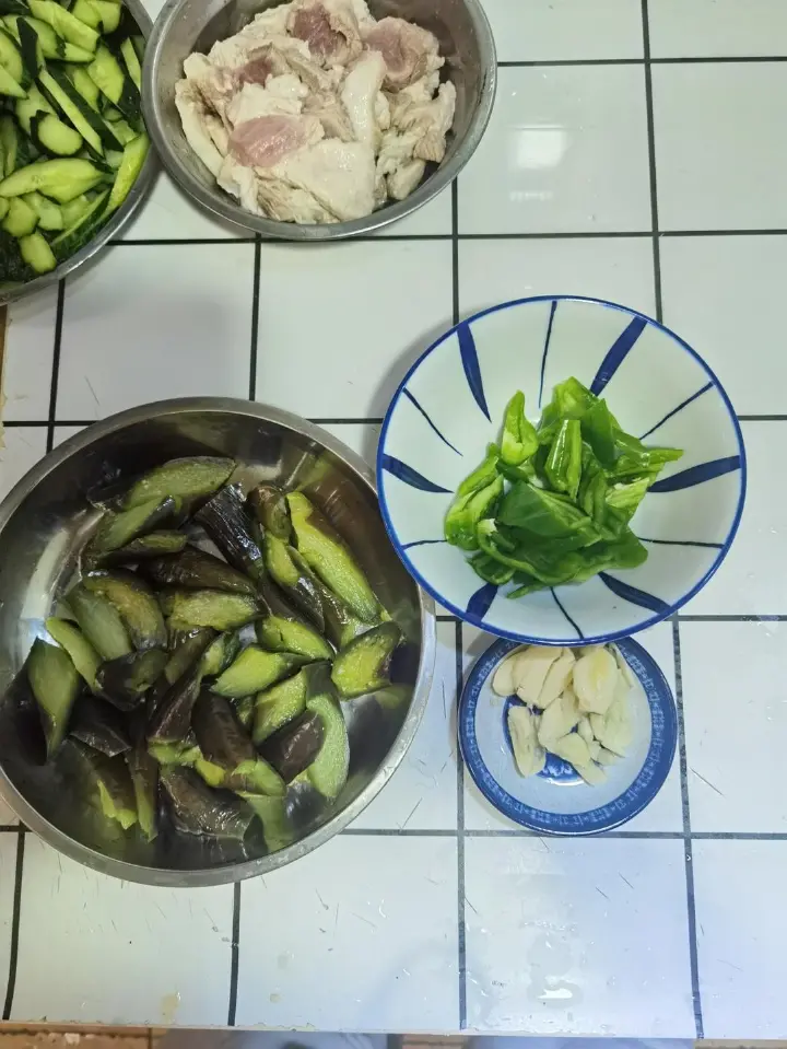 红烧茄子五花肉 第 1 步