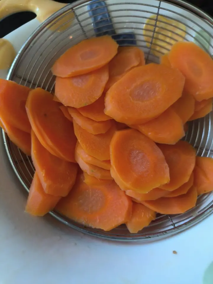 胡萝卜炒腊肉 第 3 步