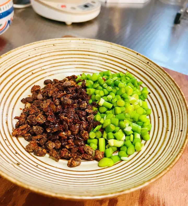 干盐豆子拌蒜薹 第 1 步