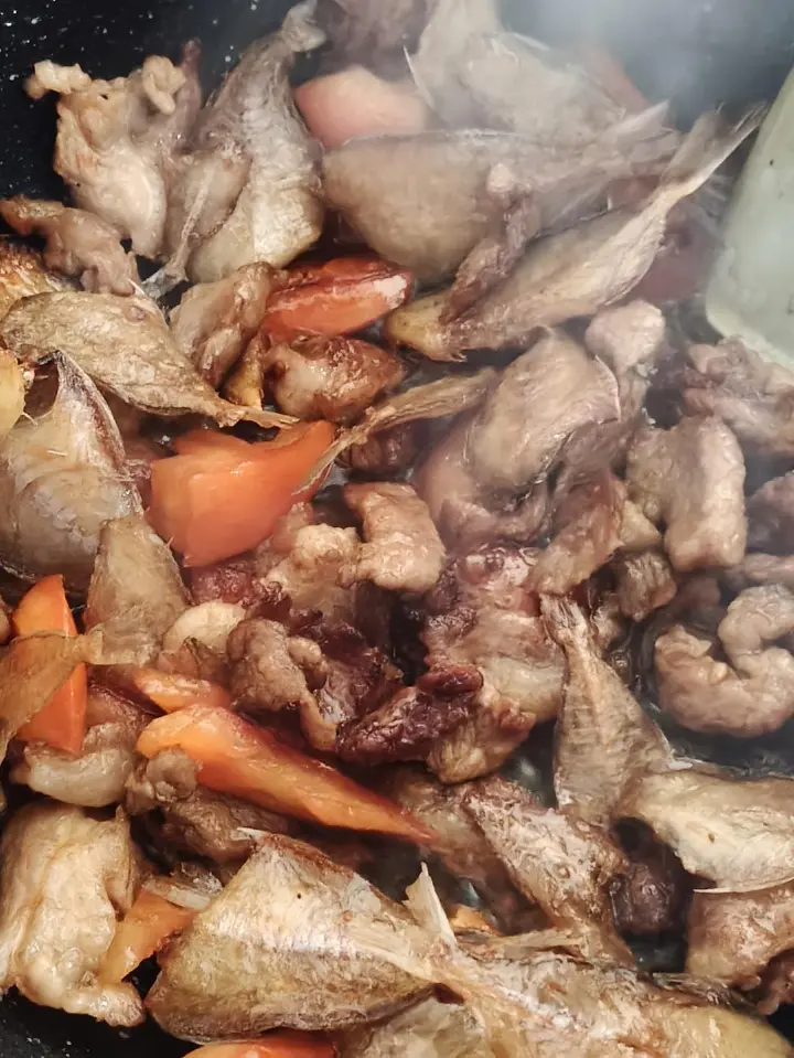 鱼干西红柿烧肉 第 6 步