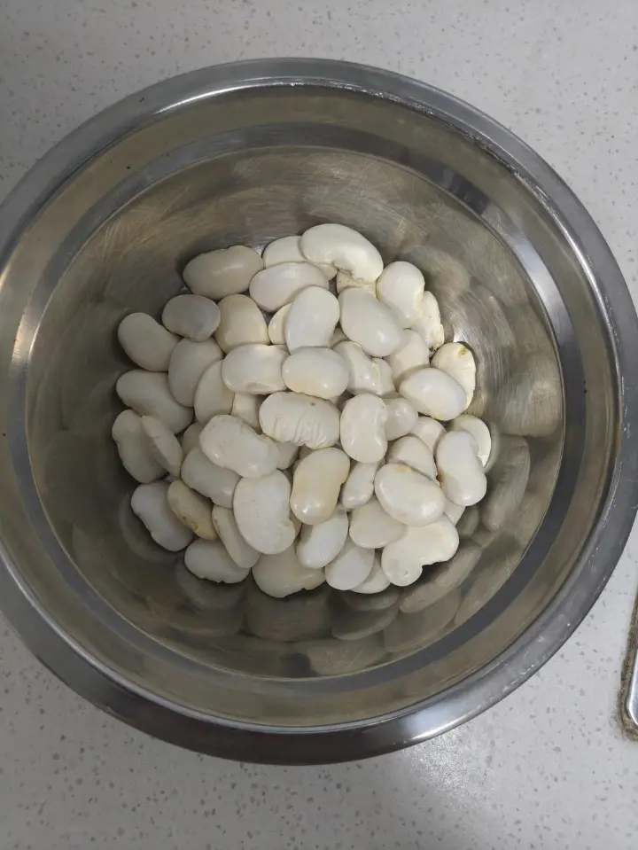 猪皮炖白芸豆 第 1 步