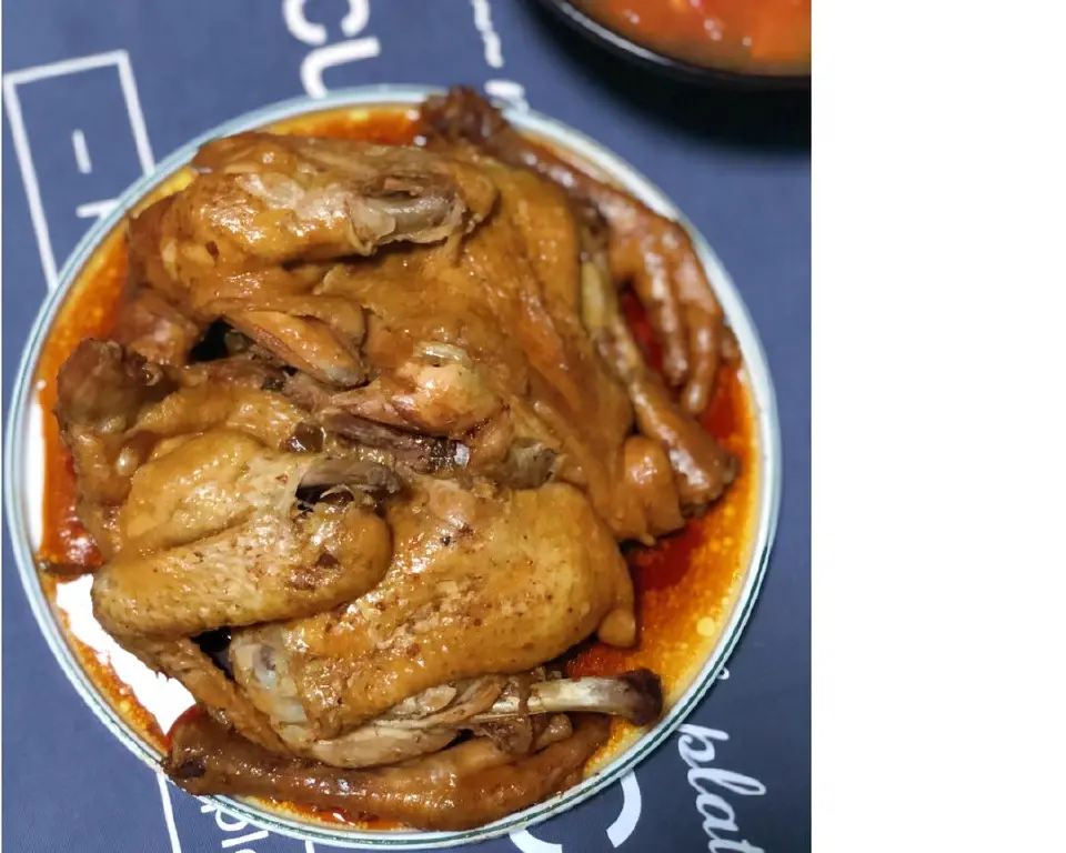 电饭煲焖整鸡成品图