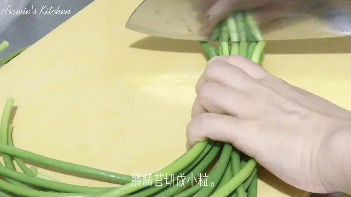 蒜苔炒鸡丁 第 2 步