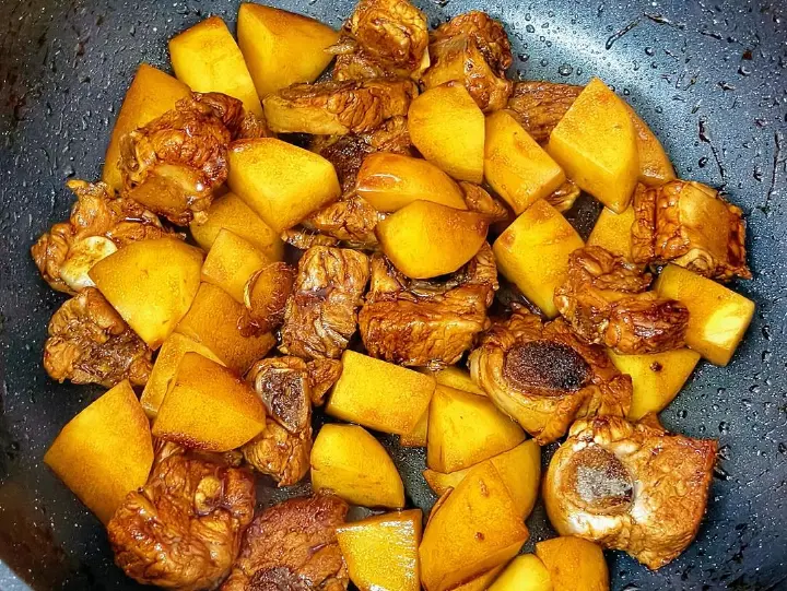 可乐土豆烧排骨 第 3 步