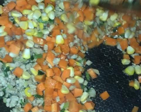 五彩玉米胡萝卜豌豆炒肉末 第 3 步