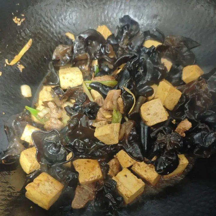 豆腐木耳炒肉 第 6 步