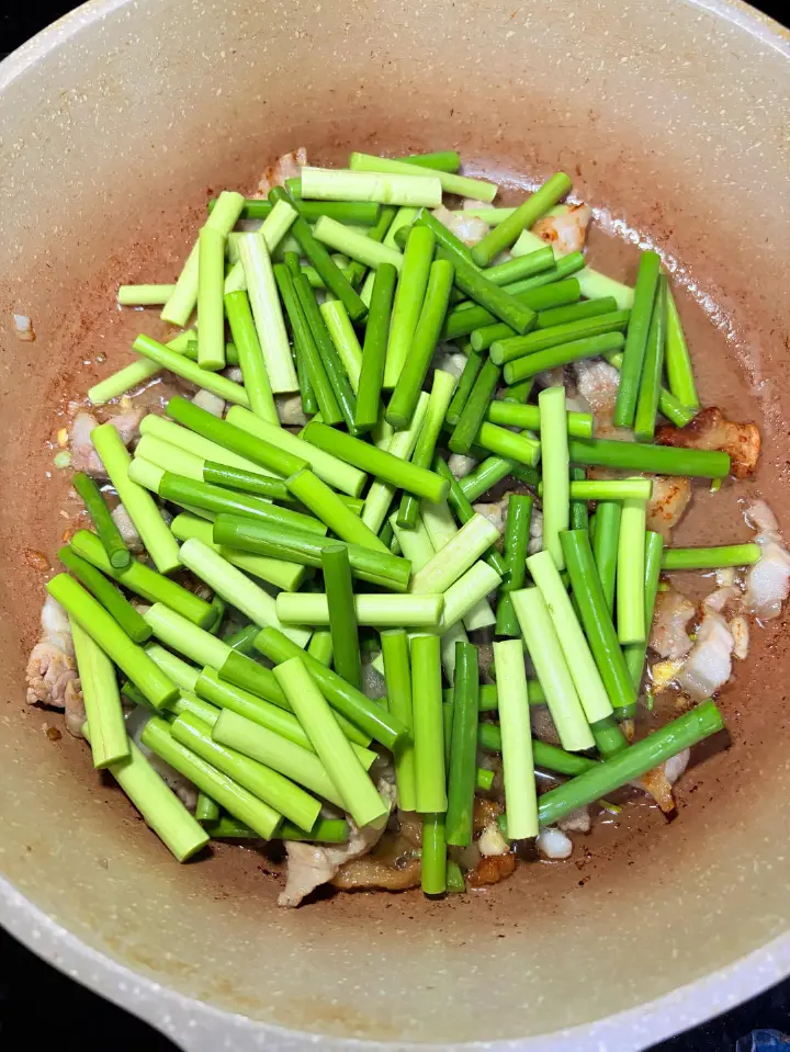 蒜苔五花肉炒豆干 第 6 步