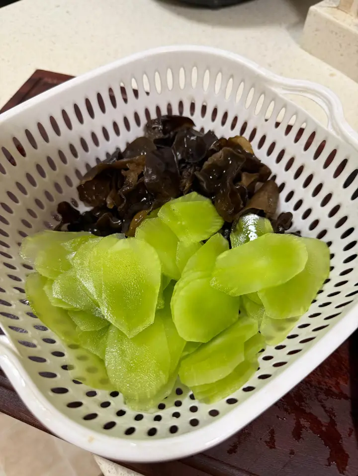莴笋木耳炒肉片 第 7 步