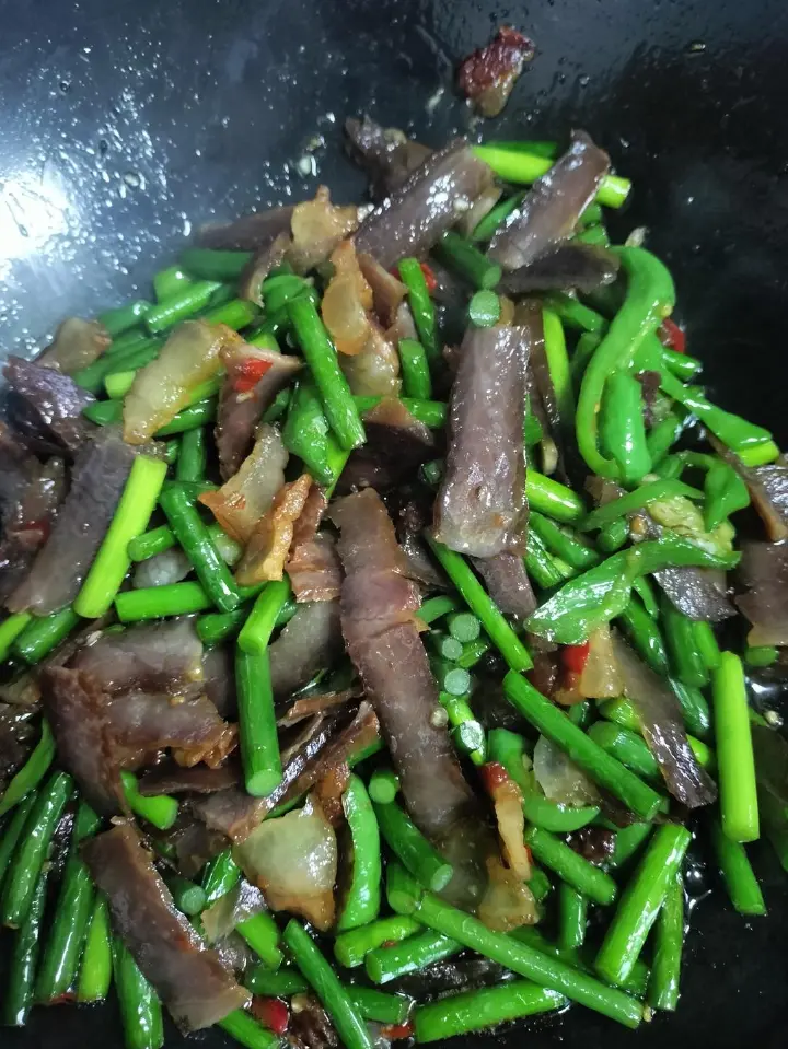 蒜苔炒腊肉 第 7 步