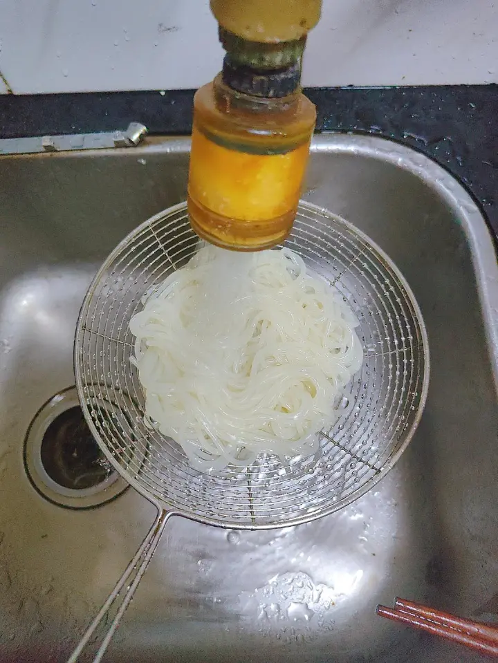爆炒螺蛳粉 第 3 步