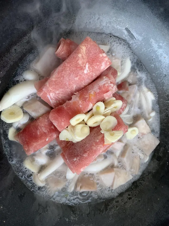 泡菜肥牛烧芋头 第 3 步