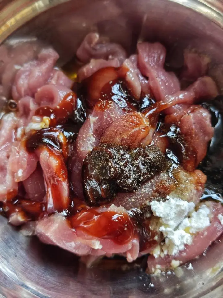 苦瓜炒肉 第 1 步