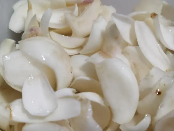 百合芹菜炒玉米粒 第 3 步