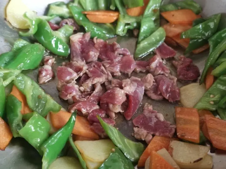 青椒炒肉片 第 3 步