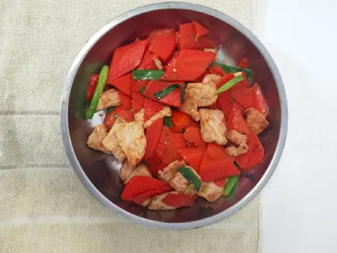 胡萝卜炒肉片