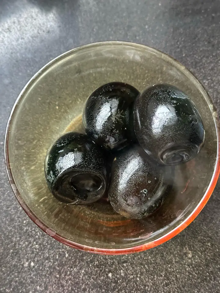 茄子皮蛋拌面 第 1 步