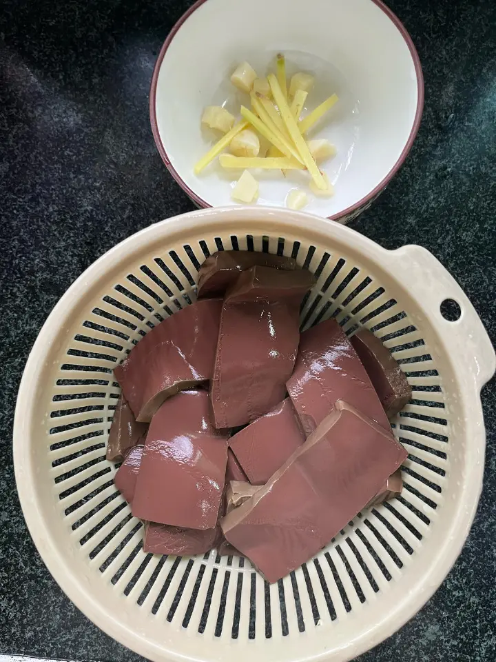 韭菜炒鸭血 第 3 步