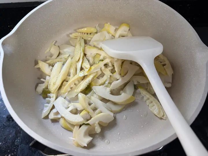 口蘑春笋炒冬菜 第 3 步