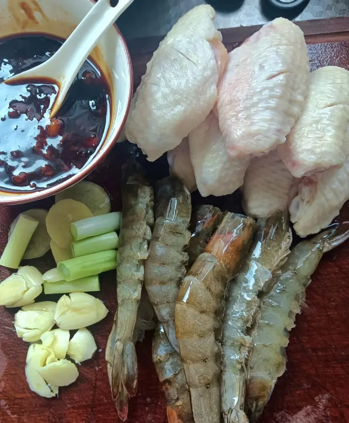 鸡翅虾煲 第 1 步