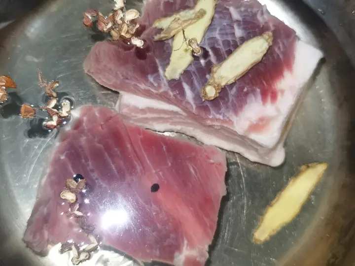 蒜苗包菜回锅肉 第 2 步