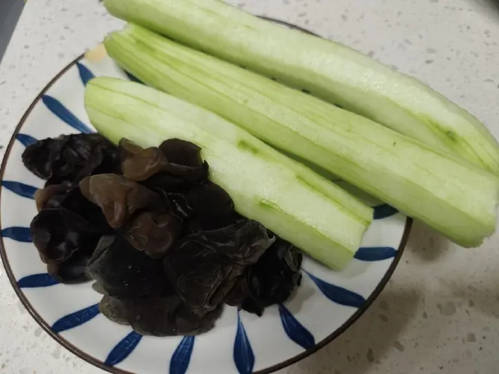丝瓜木耳炒鸡蛋 第 1 步
