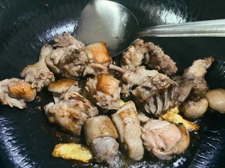 椒香啤酒土豆焖鸭 第 1 步