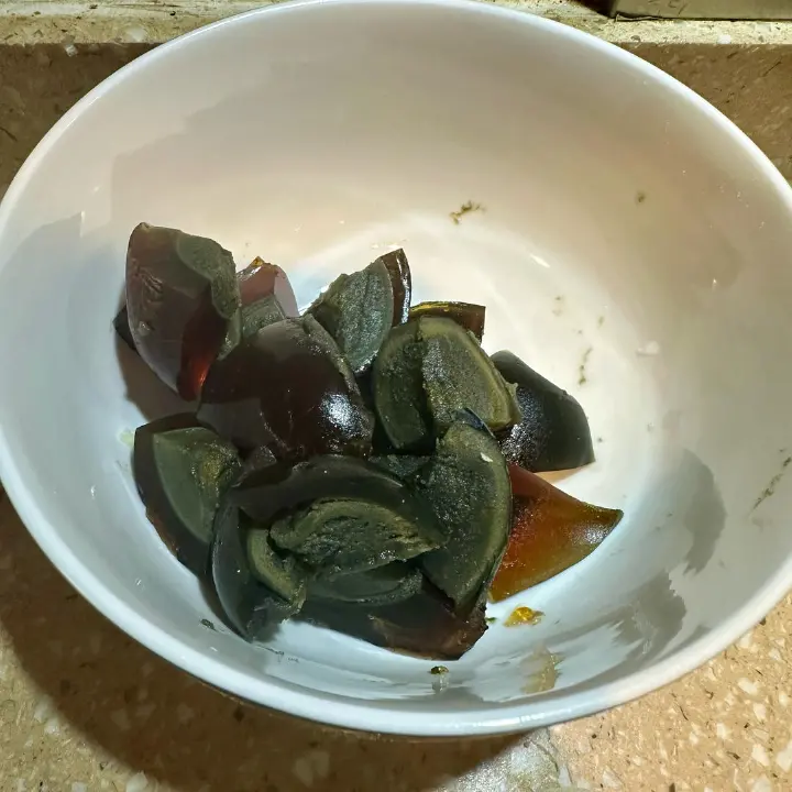 青椒炒松花蛋 第 1 步