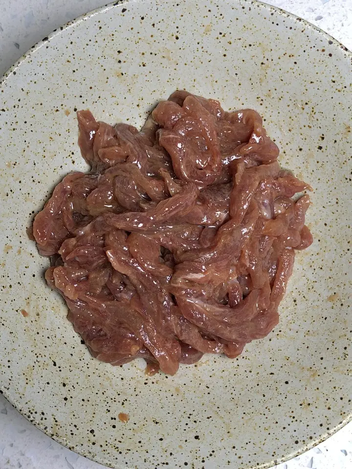 海鲜菇炒肉丝 第 3 步