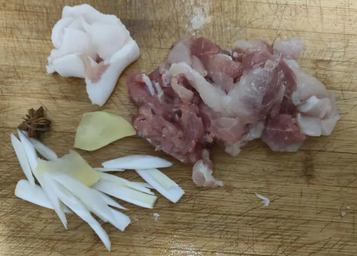藕尖炒肉片 第 2 步