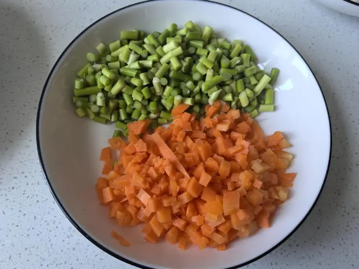 蒜苔炒肉粒 第 1 步